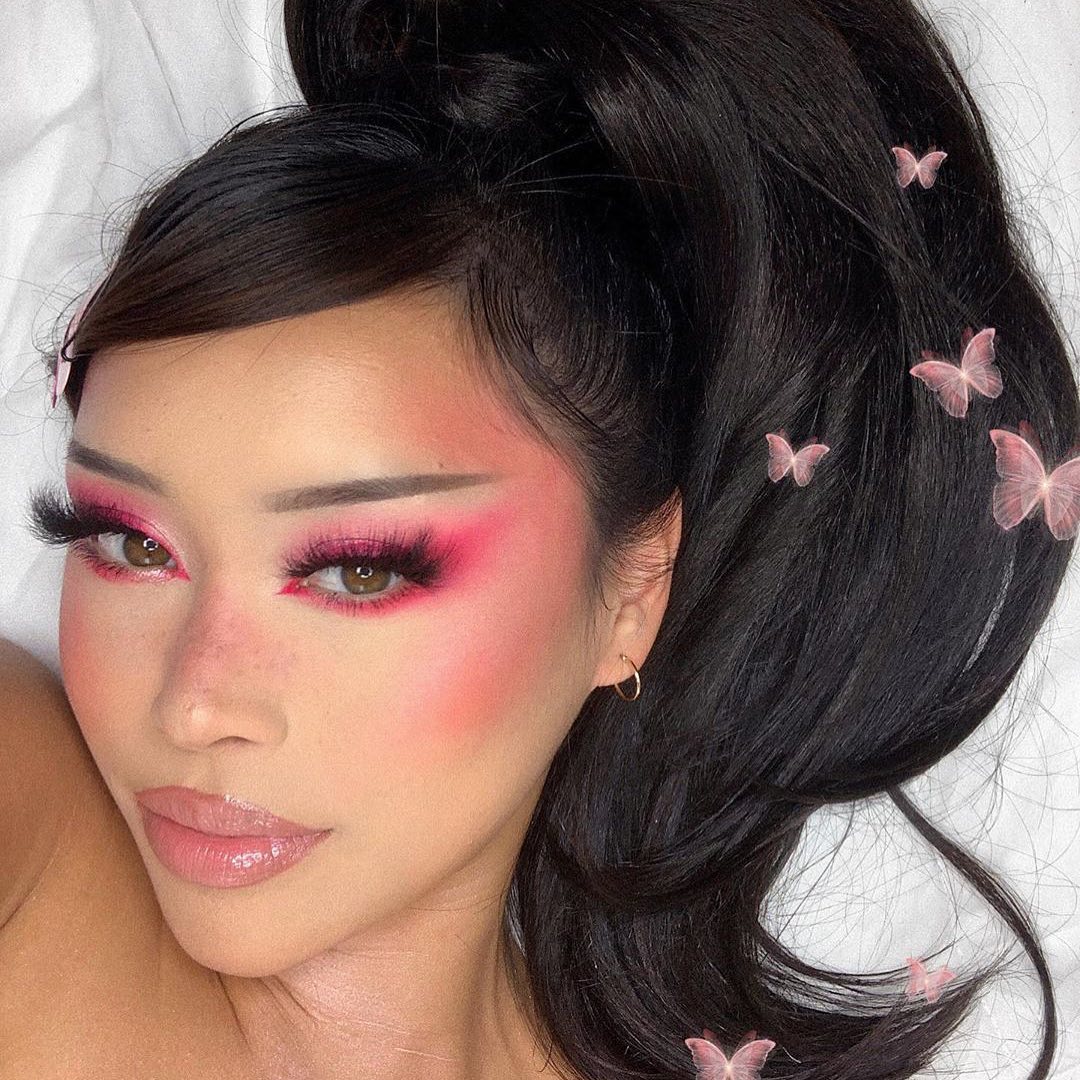 Anastasia Beverly Hills - 🦋 @lynnacsecnarf 🦋 

Using #Dipbrow Pomade in Ebony for brows 

• Luminous Foundation in shade 250C for base set with Translucent Powder