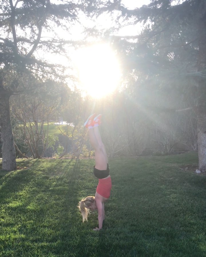 Britney Spears - Seeing the world upside down is waaaaay better 🙃🌎✨🤸🏼‍♀️ !!!!