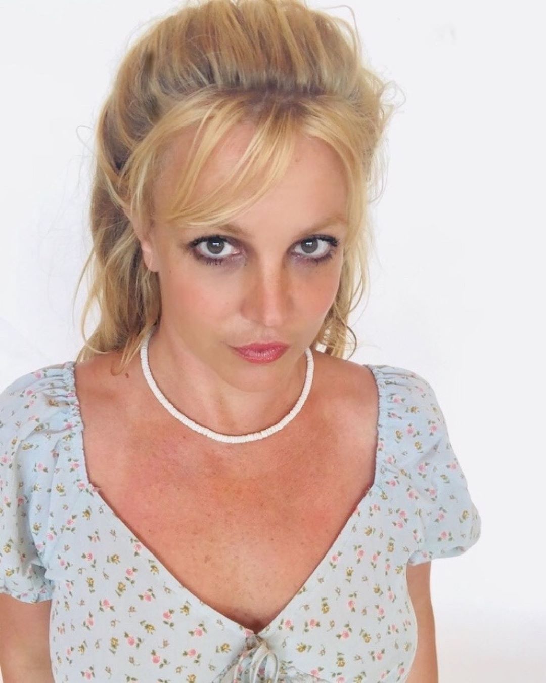Britney Spears - Remember when I said I was rooting for the world 🌎⭐️🌹🌹🌹🌹🌹 ?!?! More shots from that set up !!!!! Ps a couple more videos and photos from this summer are coming before I move on 🙄☀️🌹!!...