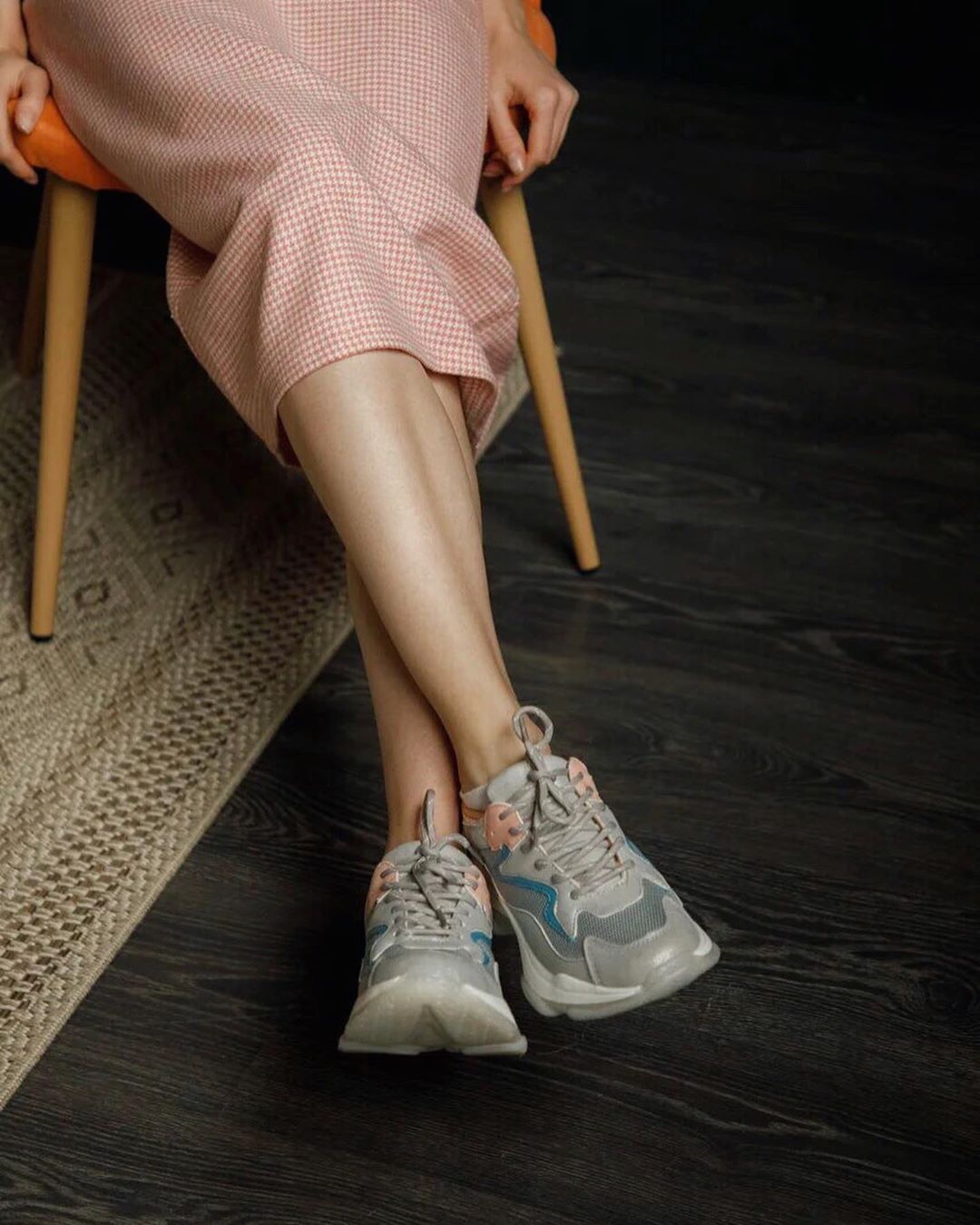 TERVOLINA - За свою более чем столетнюю историю кроссовки успели завоевать всеобщее признание и статус самой популярной в мире обуви.
 
Первые модели изготавливались с резиновой подошвой и тканевым ве...