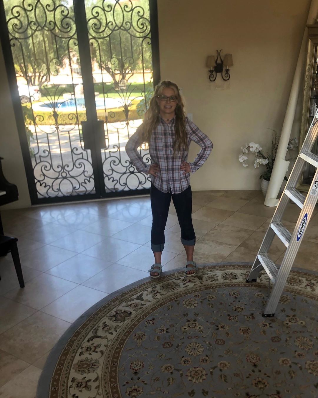 Britney Spears - Instagram versus Reality !!!! I wanted to show you what I really look like on a daily basis 🤓 !!!! I can get insecure when photos are taken of me that I’m not prepared for ….. so I ha...