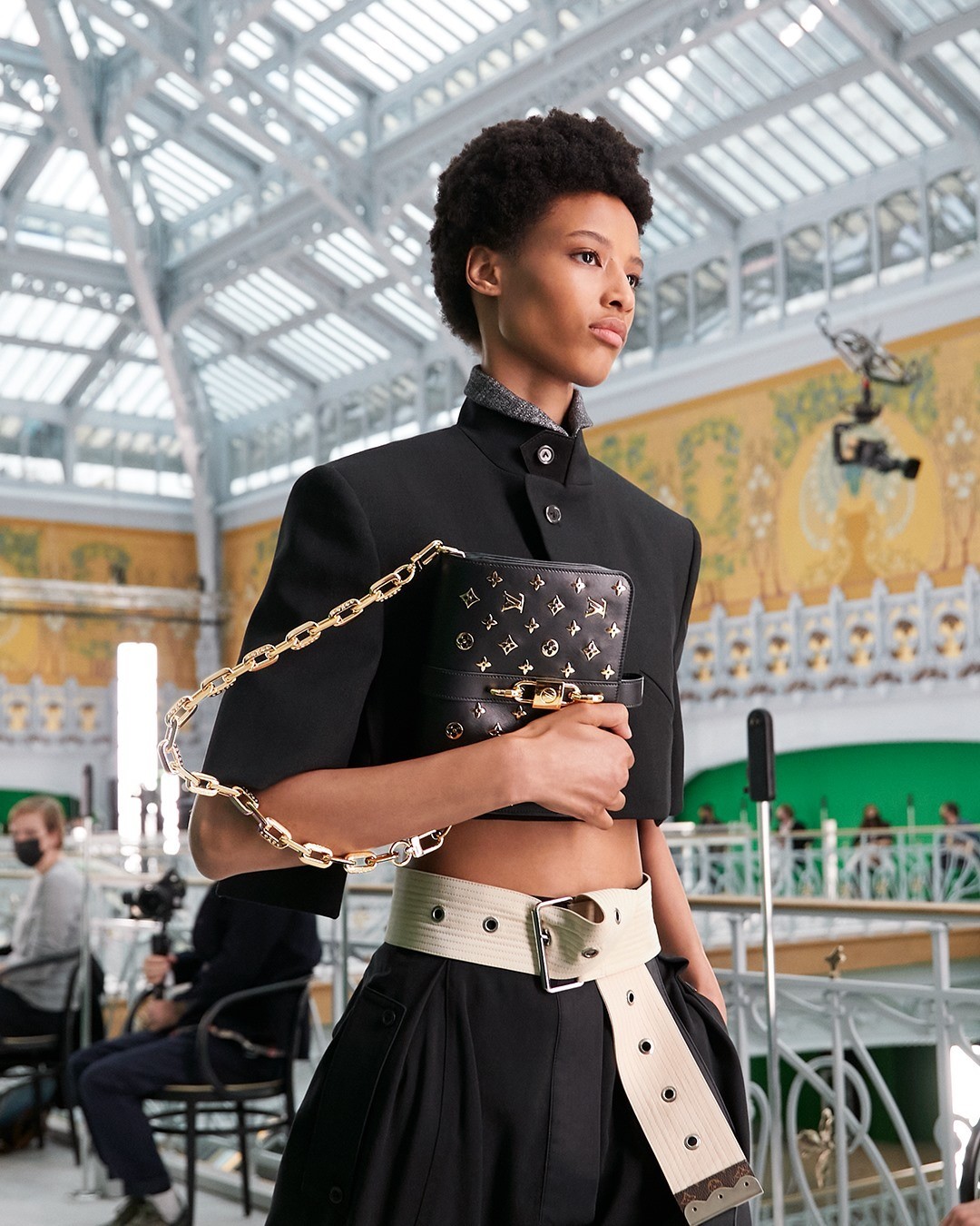 Louis Vuitton - #LVSS21
Shifting contours. Detail of a look and new bag from @NicolasGhesquiere’s latest #LouisVuitton Collection. Watch the Fashion Show at louisvuitton.com