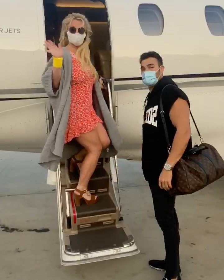 Britney Spears - A little trip @samasghari and I took !!!!!! I love traveling .... when it’s safe to of course🍍🏖🎀 !!!!