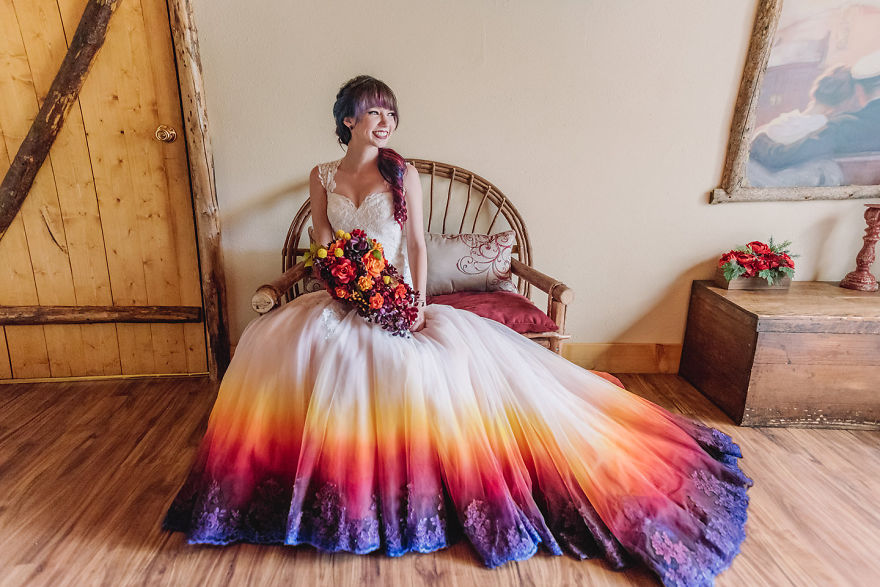 Артистка открывает бизнес по производству красочных свадебных платьев после того, как ее свадебное платье в «огне» стало вирусным