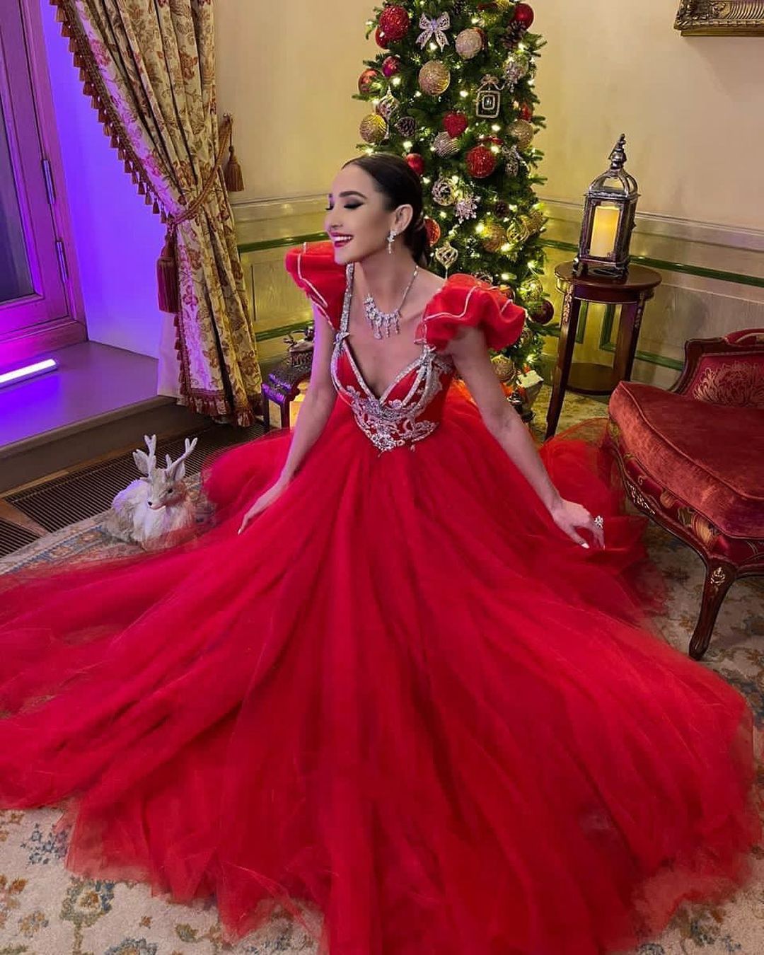 Ольга Бузова в красном платье с декольте восхитила фанатов