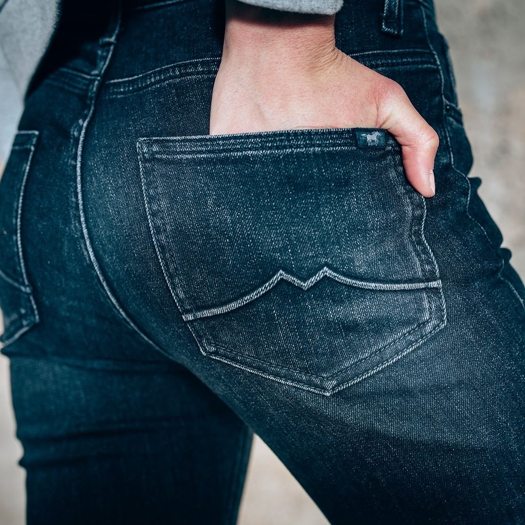 MUSTANG Russia Official - А вы знали, что многие бренды одежды делают фирменную строчку на карманах джинсов в качестве своей фишки? Именно по этому признаку часто можно отличить оригинал от подделки....