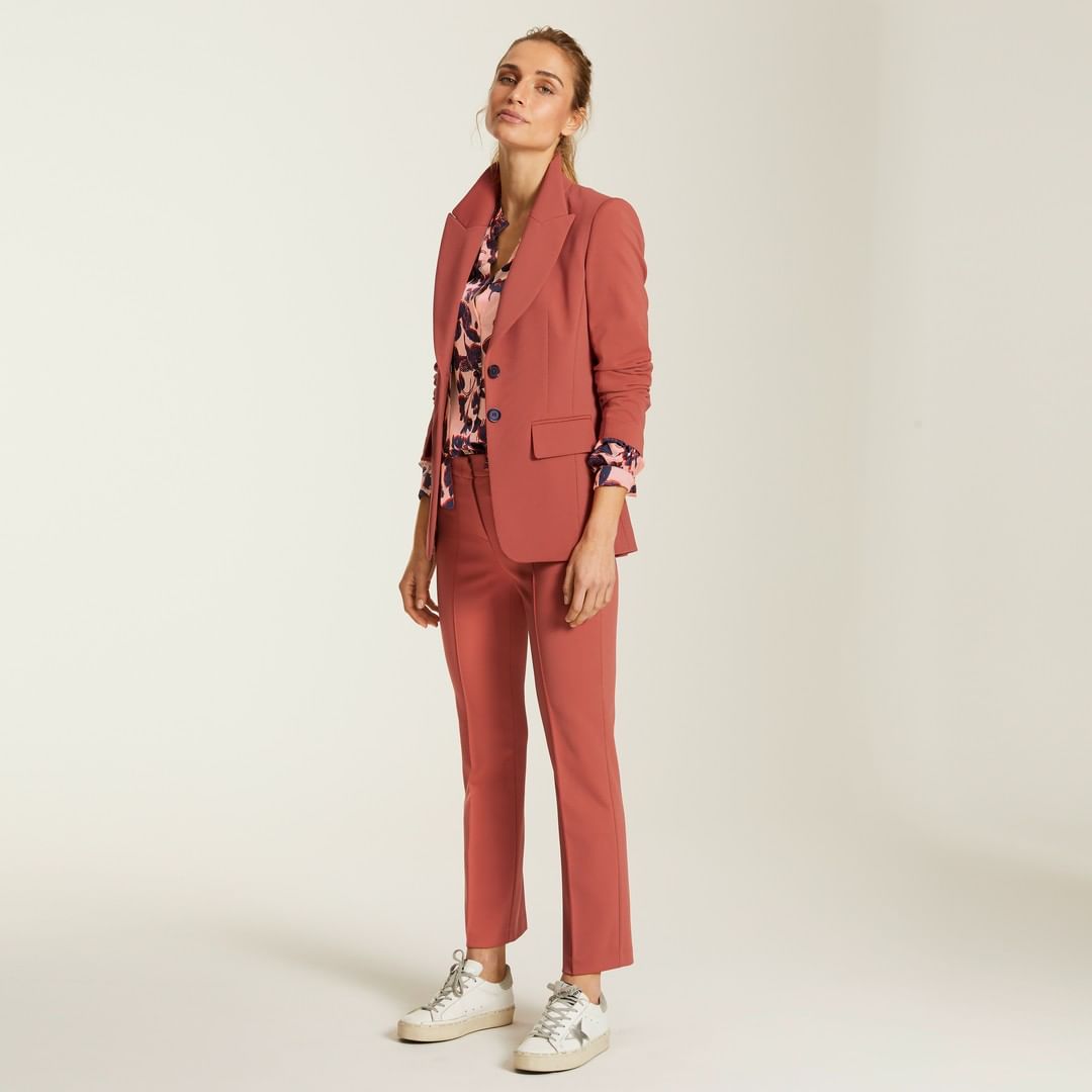 Marc Aurel - Our look for a perfect thursday! We style our spicy blazer and the matching pants with modern sneaker and a feminine flower printed blouse! Happy thursday everybody!
.
.
#marcaurelfashion...