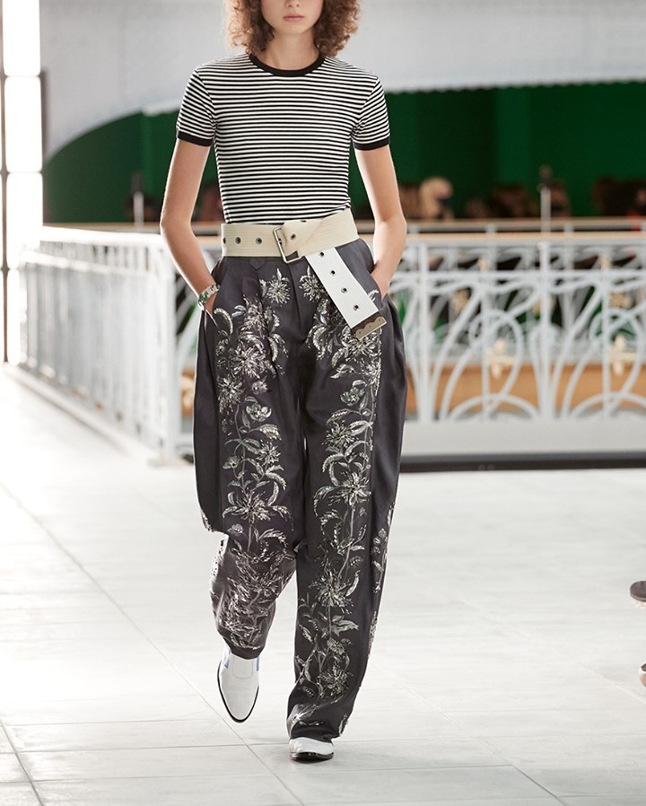 Louis Vuitton - #LVSS21
Instinctual styling. A look from @NicolasGhesquiere’s latest #LouisVuitton Collection. See more from the Fashion Show at louisvuitton.com