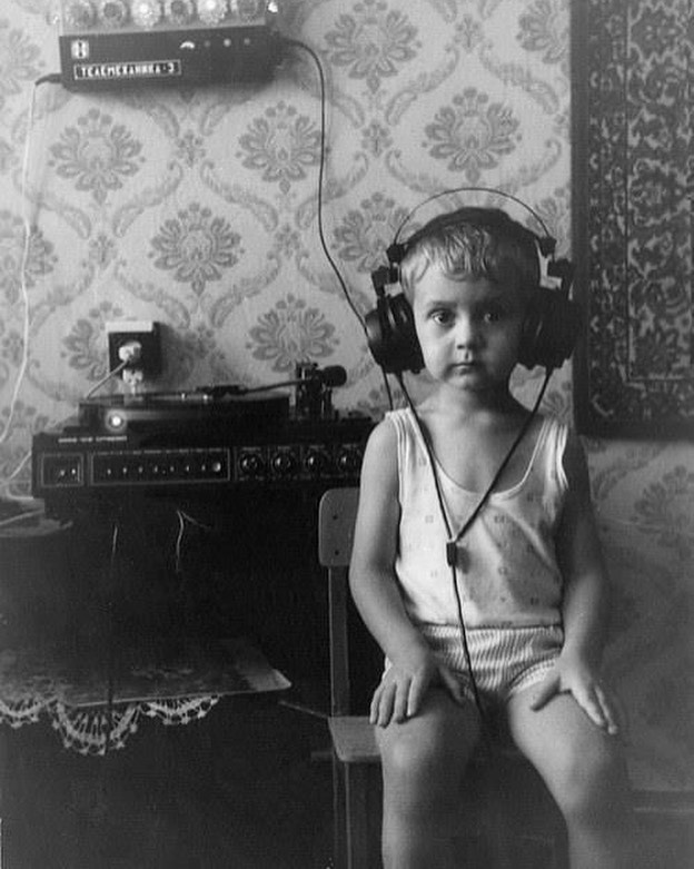  - Don’t you wonder what this little guy is listening to 🙊🙊🙊😉😉😉😜 ??!?!!!!!