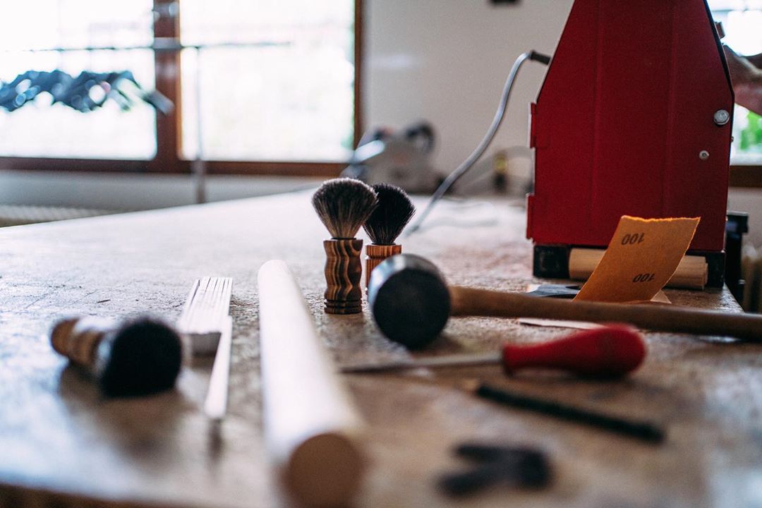 TABAC Fragrances - Workplace - eine Werkbank hilft bei der Kreation von echten Craftsman Produkten 💯
————————
.
.
.
.
.
#tabac #tabacoriginal #alteledereikoeln #wood #craftsman #craftsmanship #handcra...