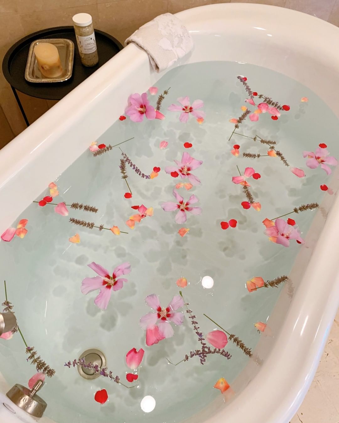 100% PURE - Relaxation station 💧🌿🌸⠀⠀⠀⠀⠀⠀⠀⠀⠀
BRB, we'll be dipping into this floral dream bath for #NationalRelaxationDay with our favorite 100% PURE Bath Salts! What's your favorite scent: Lavender, E...