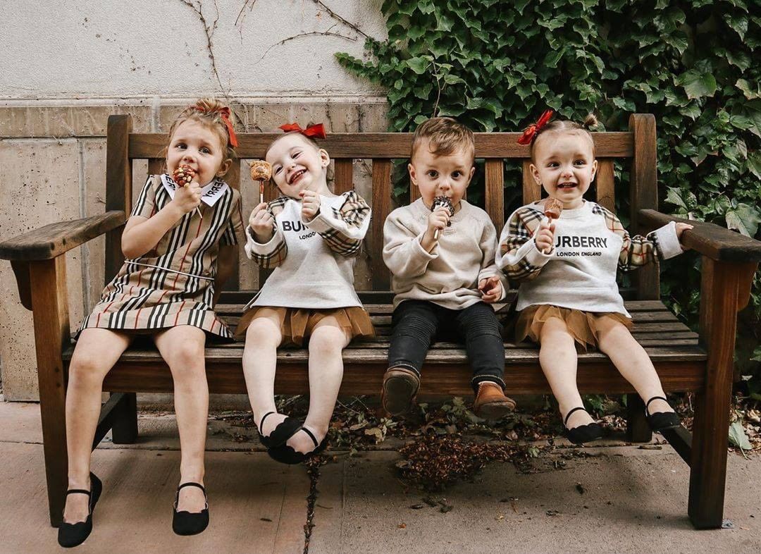 BAMBINIFASHION.COM - The more the merrier with @carachatwin! Aren't they adorable?
-
-
-
-
#bambinifashion #burberry #burberrykids #burberrychildren #vintagecheck #archivebeige 
#kidsfashion #newstyle...