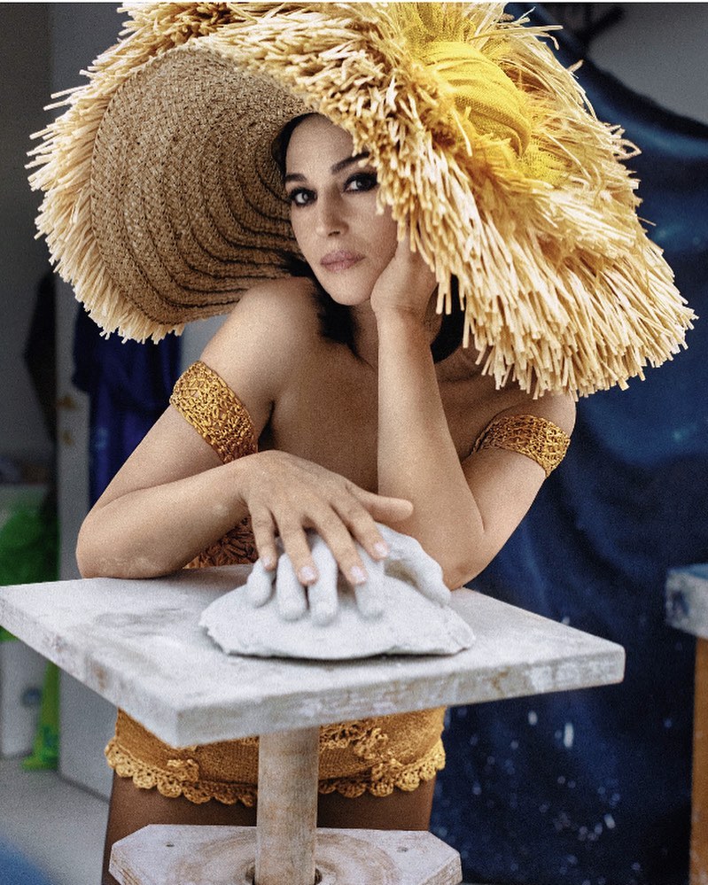 Фото Моники Беллуччи в коротком платье от Dolce & Gabbana привело фанатов в восторг