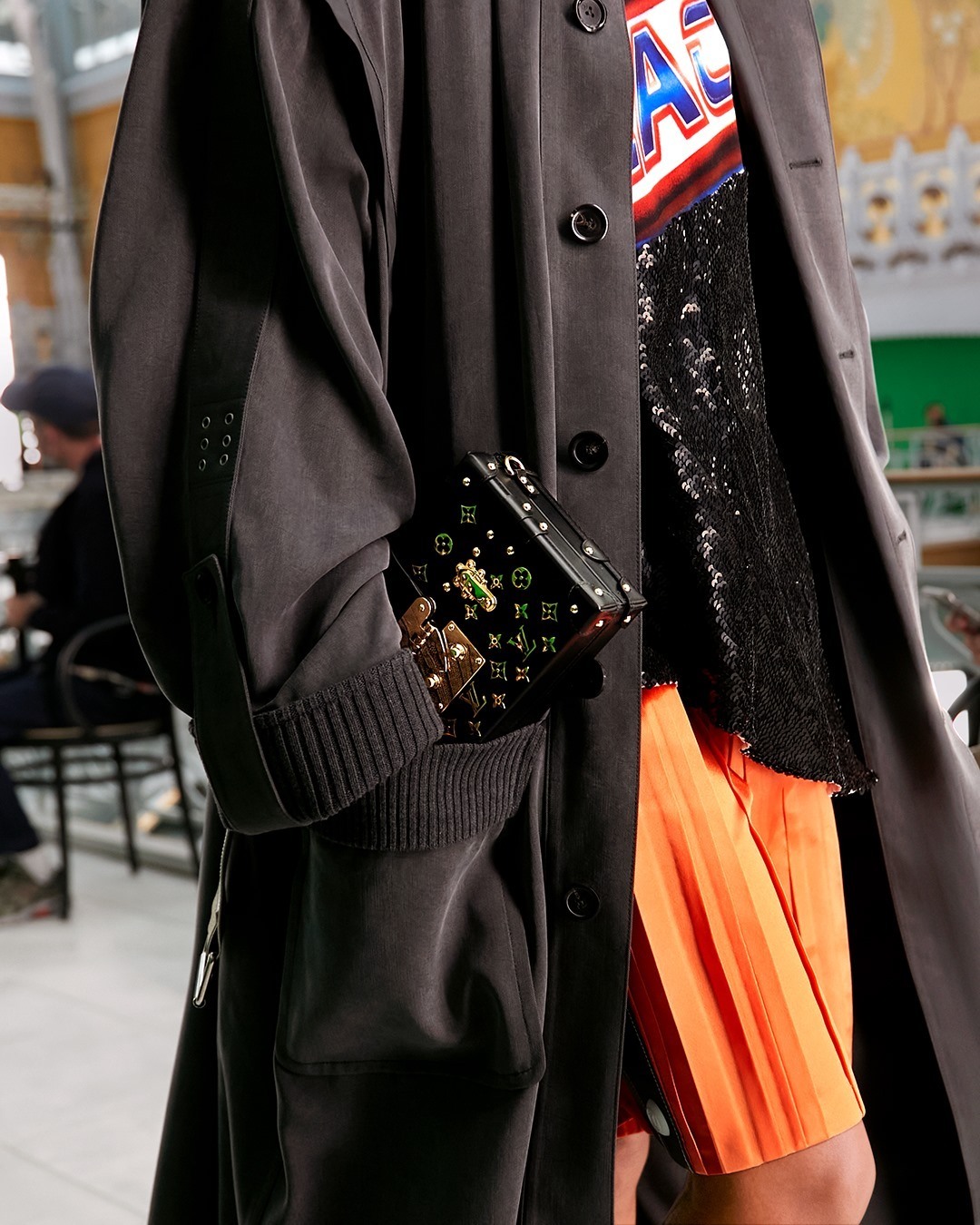 Louis Vuitton - #LVSS21
Deliberate contrasts. A new Petite Malle from @NicolasGhesquiere’s latest #LouisVuitton Collection features a studded Monogram motif. See more from the Fashion Show at louisvui...