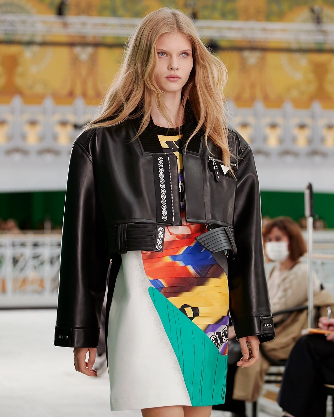 Louis Vuitton - #LVSS21
Twisting familiar silhouettes. Closeup of a look from @NicolasGhesquiere’s latest #LouisVuitton Collection. Watch the Show at louisvuitton.com