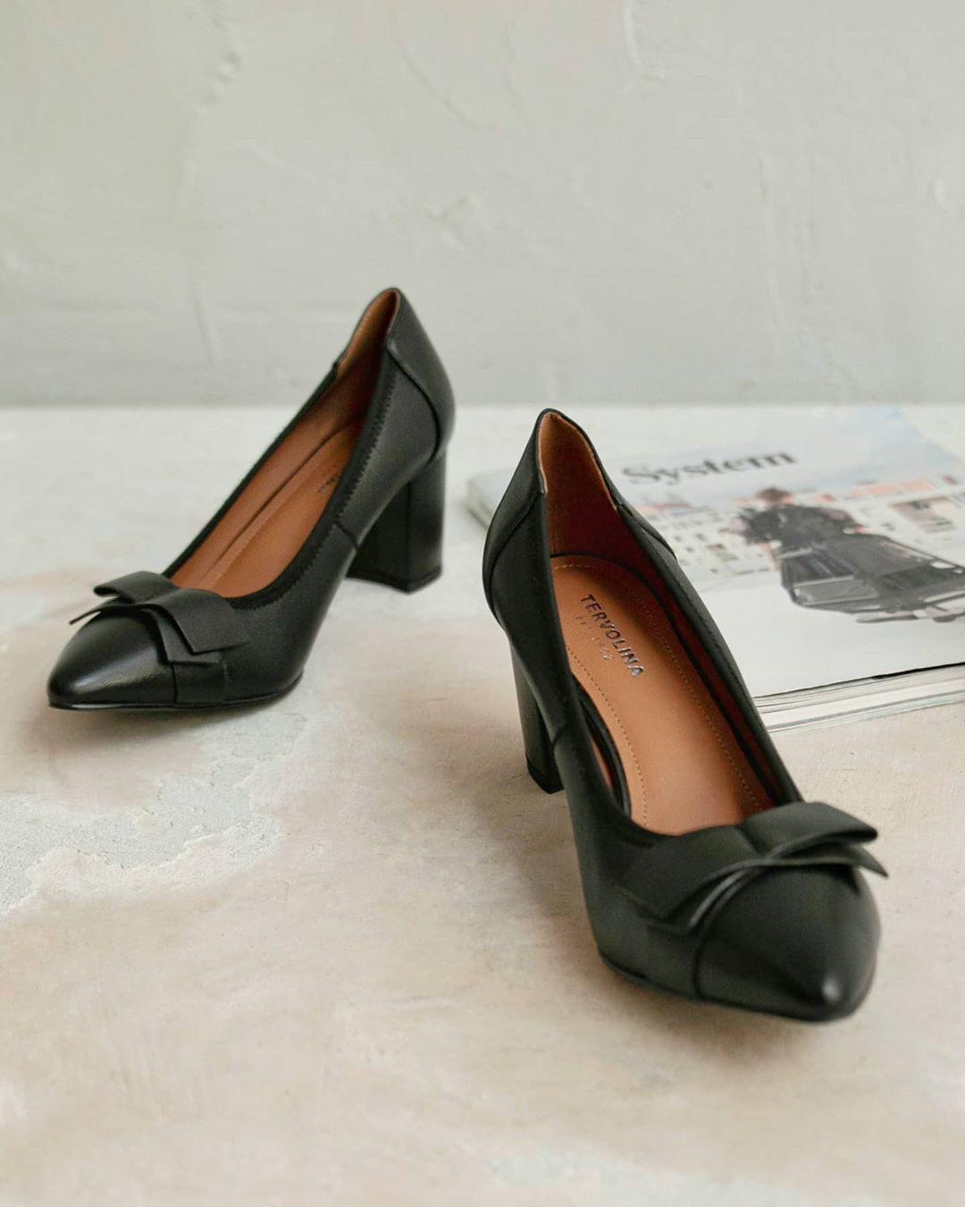 TERVOLINA - Идеальные туфли для офиса. 
Какие они?
 
Элегантного чёрного цвета, подходящего деловому дресс-коду.
 
С кокетливым бантом, подчеркивающим женственность образа. 
 
На высоком устойчивом ка...