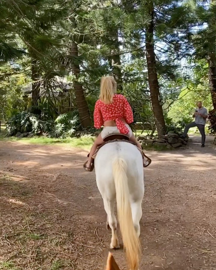 Britney Spears - This was a great experience I had when I went to Maui 💄💄👄👒👒👗👠🐠🐠🦀🦀🐍🐍☀️☀️🍇🍇🎣🎣🏄‍♀️ .... my horse was beautiful 🐴🐎🏇!!!!